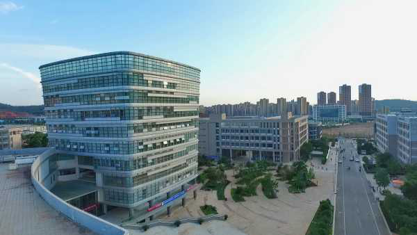 云南廣告電視大學(xué)內(nèi)墻膩?zhàn)邮┕ぐ咐?易高砂漿